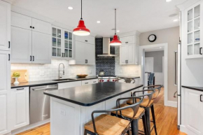 Historic Downtown Townhouse Beautiful Kitchen Parking